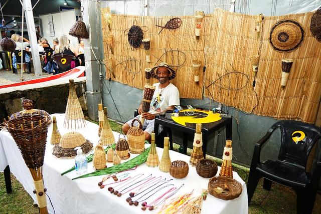  
Tenda com artesanato com materiais produzidos com palha (Foto: Divulgação/PMC)