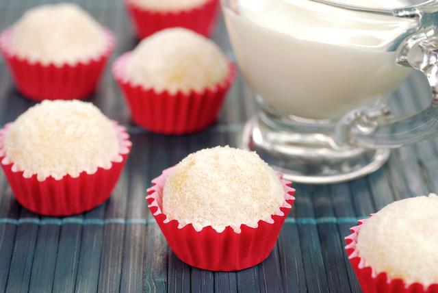 Brigadeiro de leite em pó com recheio de morango. (créditos: Shutterstock)
 
