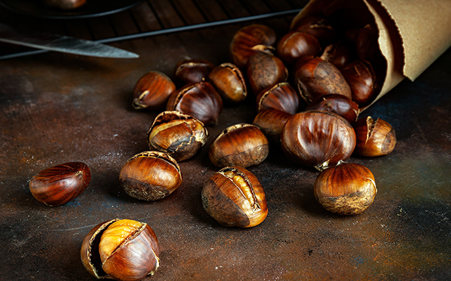 Sem papel, sem forno e muito mais rápido: o truque simples dos profissionais para assar castanhas