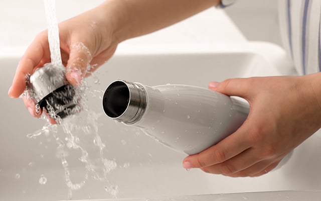 Adeus garrafa térmica com cheiro estranho: descobri uma solução fácil, barata e sustentável para limpar