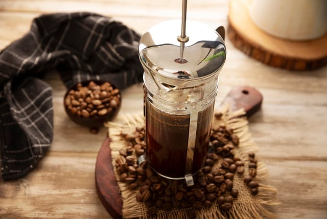 Moedor de café e prensa francesa deixam o café em casa mais especial por menos de R$ 70