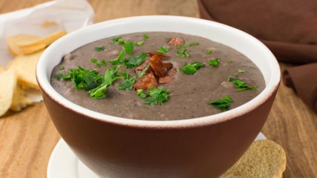 Preparar um caldinho de feijão é um ótimo jeito de utilizar as sobras desse prato (Créditos: TudoGostoso)