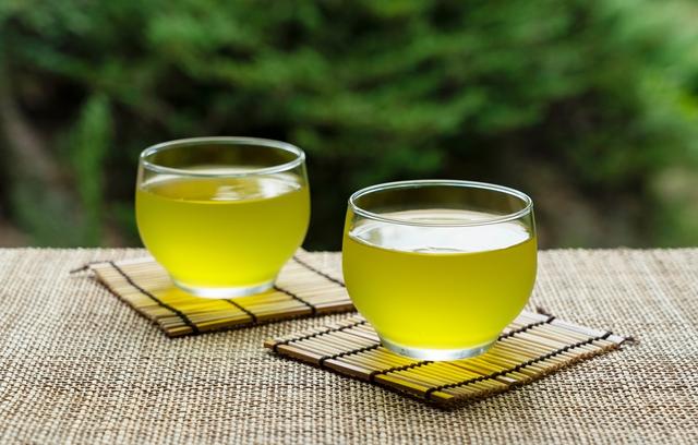 O que acontece se você tomar chá verde todos os dias: saiba benefícios, efeitos colaterais e como fazer a infusão