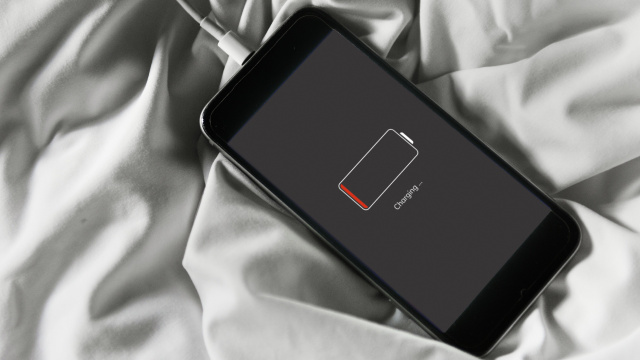 Quando você deixa o celular carregando em cima da cama, o ar não circula direito (Créditos: Shutterstock)