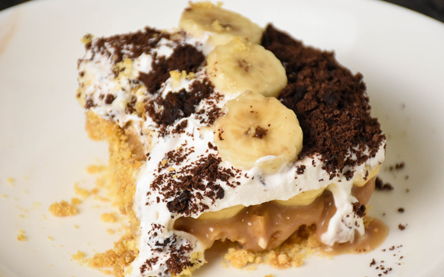 Todo o fim de semana eu faço essa banoffee de frigideira para matar a vontade de doce: sobremesa cremosa é muito prática