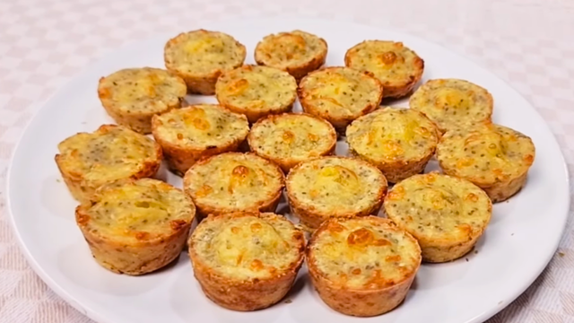 Tem fubá e polvilho em casa? Misture os dois e faça essa empadinha sem glúten para o seu lanche da tarde