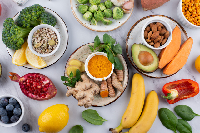 A maioria das pessoas pode, mas não sabe como aumentar a imunidade com atitudes simples na alimentação