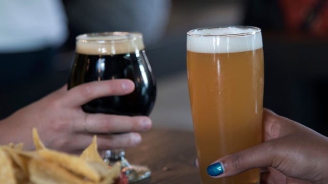 A cerveja preta é muito usada em receitas, mas qual a diferença para a cerveja tradicional? A resposta você encontra no TudoGostoso