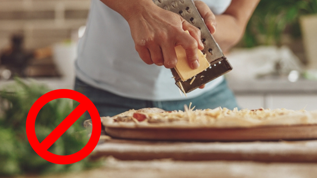 Como usar o ralador de queijo sem fazer sujeira? Método simples vai te surpreender!