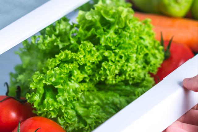 Como salvar a alface murcha com apenas 1 ingrediente GRATUITO que todo mundo tem em casa!
