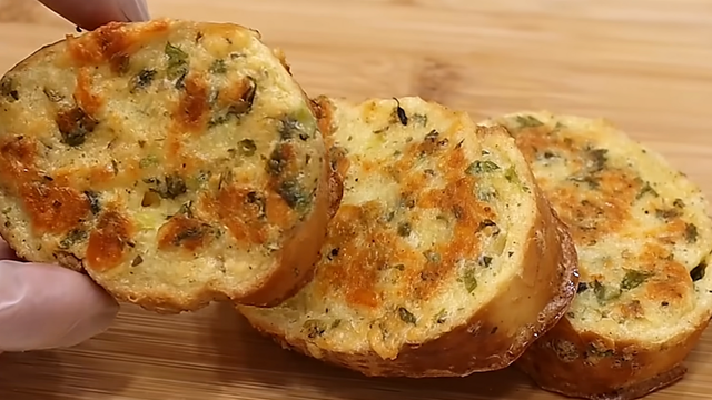 Nunca mais coma pão amanhecido: transforme o pão duro em uma delícia digna de café da manhã de hotel