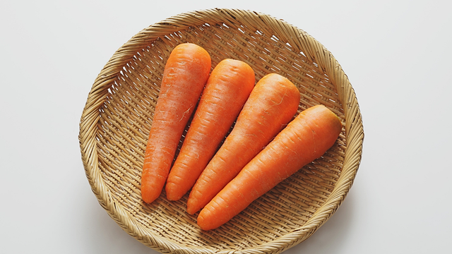 A casca da cenoura concentra fibras e antioxidantes que merecem espaço no prato. (Foto: Canva)