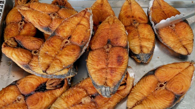 Nem na frigideira, nem na airfryer: agora só faço peixe frito assim desde que aprendi essa receita mais barata e saudável que fica sensacional e a família ama!