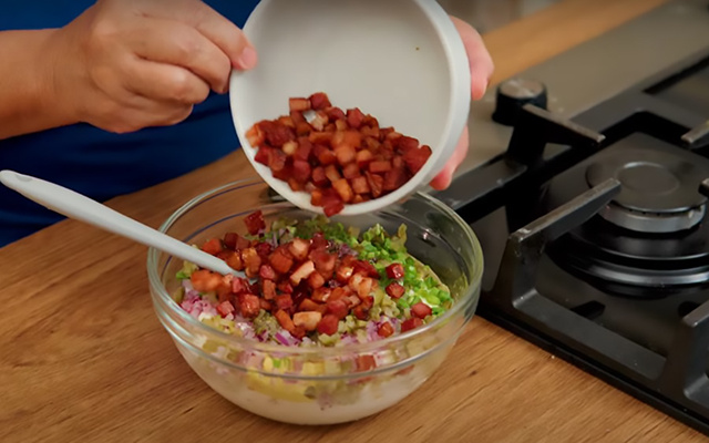 Baconese: receita cremosa de maionese de batata com bacon é de comer rezando