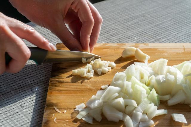 Truque FÁCIL e RÁPIDO permite guardar alho e cebola picados por muito mais tempo! Confira!