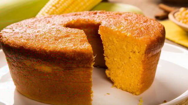 Há 10 anos que eu faço esse bolo de milho cremoso e ele sai perfeito todas as vezes: fácil de fazer e ainda acaba no mesmo dia!