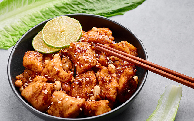 Frango chinês crocante com limão à moda antiga: uma costeleta de frango empanada, cortada em fatias e coberta com um molho de limão doce e picante