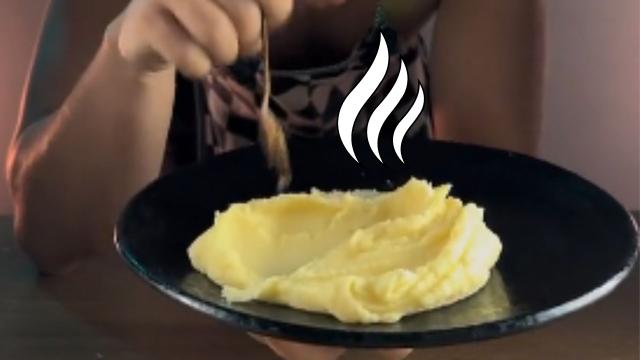 "Parece que tô comendo uma nuvem": receita de purê de batata profissional tem textura mais leve que de restaurante