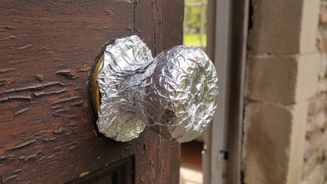 Por que estão envolvendo a maçaneta com papel-alumínio? Para que serve este truque?