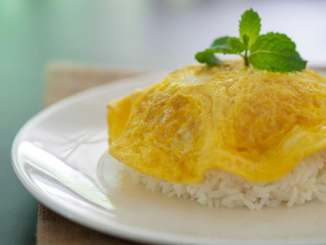 Colocar tirinhas de omelete no arroz de forno é uma forma fácil de incrementar o prato (Créditos: Shutterstock)