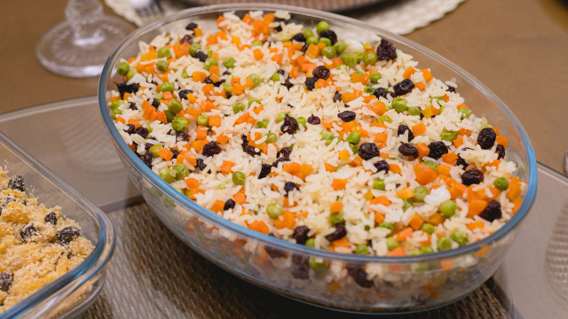 Arroz natalino fácil para acompanhar os pratos especiais do Natal: receita do TudoGostoso tem a mistura de sabores e texturas