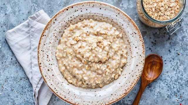 Mingau de aveia simples e saboroso servido em prato fundo (Créditos: TudoGostoso)