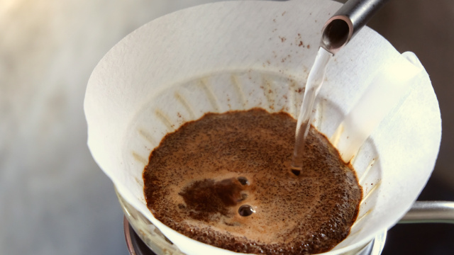 Adeus café com filtro de papel: esse é o novo método popular para preparar a bebida que as pessoas estão adotando