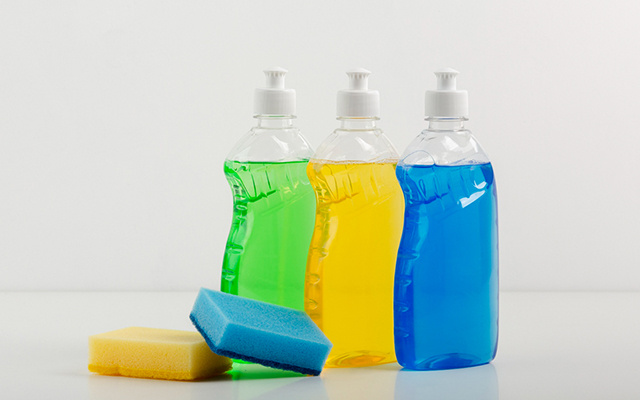 Com quantos anos você descobriu que cada cor de detergente tem uma finalidade na cozinha?