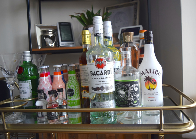 Pouco espaço, muitos drinks: 5 dicas para montar um barzinho em salas pequenas