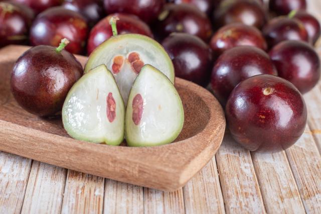 Grande parte dos benefícios da jabuticaba está na casca: descubra o que a fruta queridinha de tantos brasileiros pode fazer pelo sua saúde e corpo