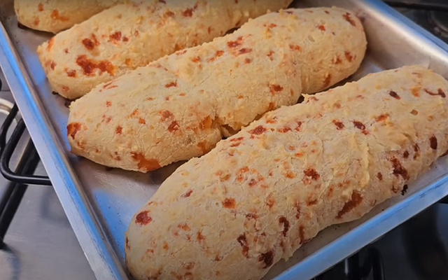 "Pensa num trem bão": biscoitão de polvilho que aprendi a fazer com uma cozinheira mineira é a receita fácil perfeita para o lanche