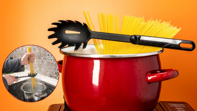 Poucas pessoas sabem: esse furo no pegador de macarrão tem uma função genial para servir a massa da melhor forma (não é só pra escoar a água!)