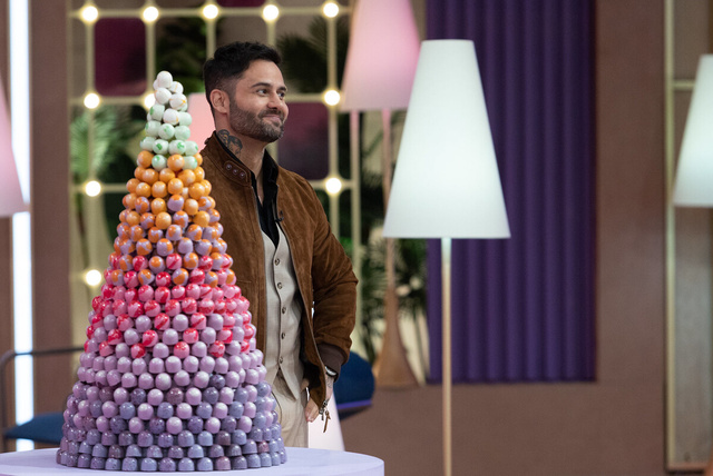 Diego Lozano apresenta a temida torre de chocolate aos participantes | Foto: Divulgação/Flickr/BandTV