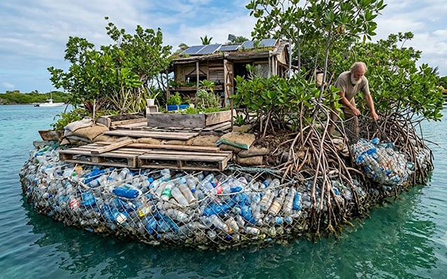 Artista cria ilha flutuante feita com mais de 150 mil garrafas plásticas em um dos projetos sustentáveis mais curiosos, deixando o mundo todo surpreso