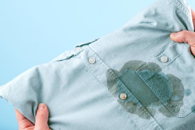 Nem vinagre, nem bicarbonato de sódio: diga adeus às manchas de gordura nas roupas com esse método eficaz e definitivo