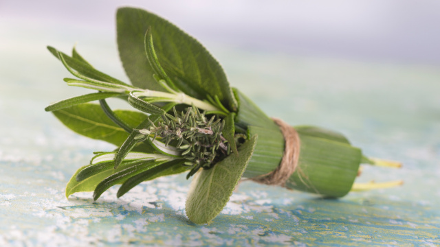 Esse pequeno buquê aromático vai dar um toque especial em suas receitas (Créditos: Shutterstock)