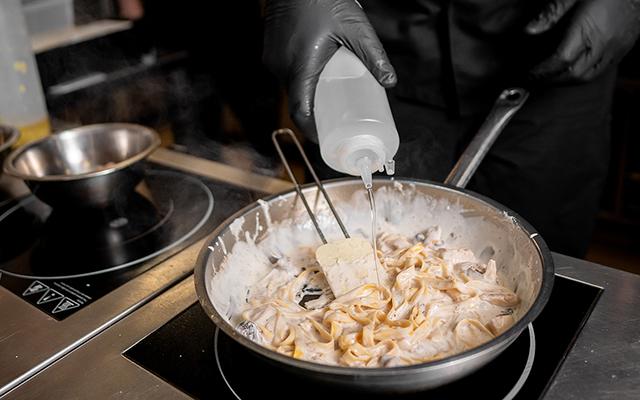 O que é o "líquido de ouro" usado por chefs italianos? A resposta é surpreendente e muito mais simples do que você pensa