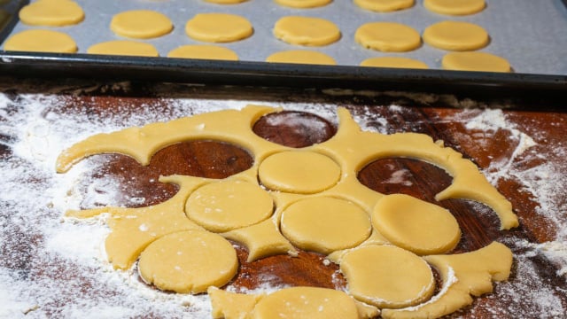 Massa amanteigada por ser moldada com cortador de biscoito ou um copo (Créditos: Shutterstock)