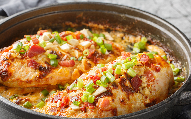 Melhor que salmão: receita com frango ao estilo toscano é mais barata e infinitamente mais gostosa que a original com peixe