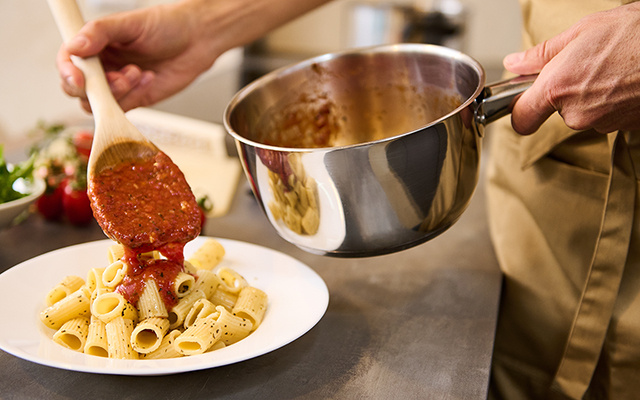 Eu preparei macarrão na panela de pressão pela primeira vez e fiquei surpreso, economizei muito tempo