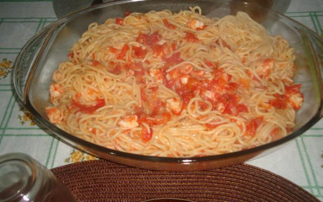 Um macarrão delicioso com tomates, queijos e ervas (Créditos: Dalcimar Castro/TudoGostoso)