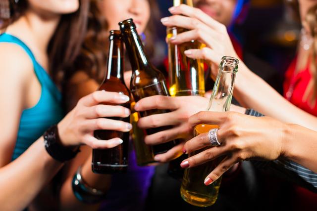 Exagero no álcool: é isso que acontece com o seu cérebro quando você fica bêbado