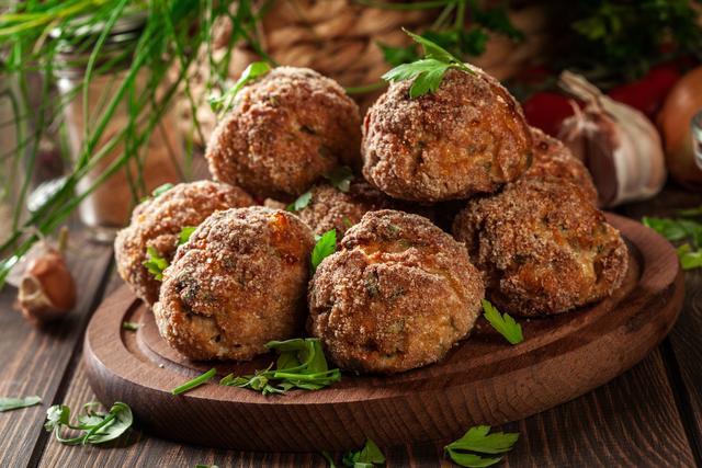 Esse bolinho de carne feito na airfryer é um excelente petisco para o happy hour (Créditos: Shutterstock)