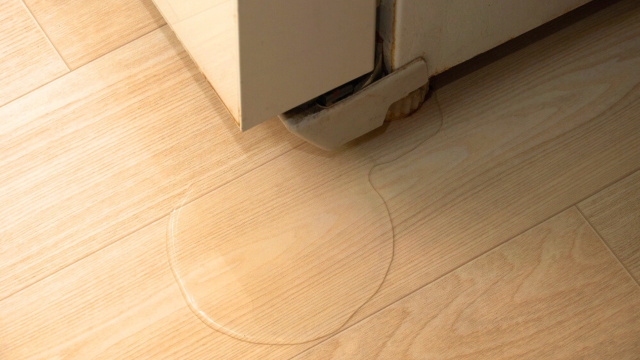 Eu não aguentava mais ver água vazando por baixo da minha geladeira, finalmente encontrei um passo a passo que funciona (e foi fácil!)