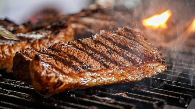 Não é o limão, nem o alho, nem chimichurri: TudoGostoso revela o tempero que deixa a carne do churrasco mais suculenta
