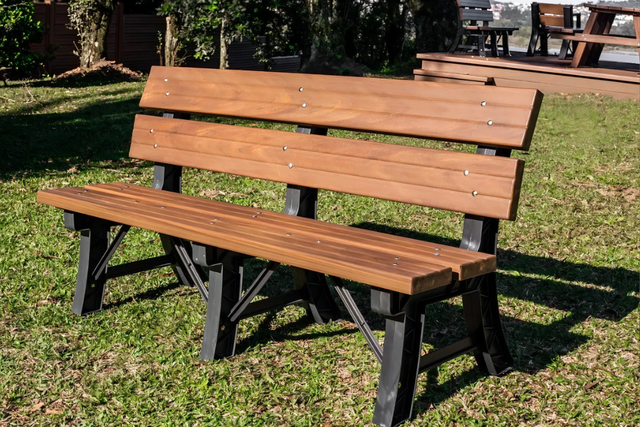 Um banco robusto que deixa o quintal mais convidativo e elegante (Divulgação: Mercado Livre).