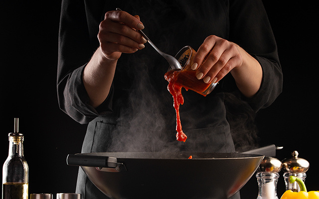 Chef revela o truque dos restaurantes para a comida ficar mais saborosa do que em casa: ingrediente de molho caseiro transforma qualquer prato