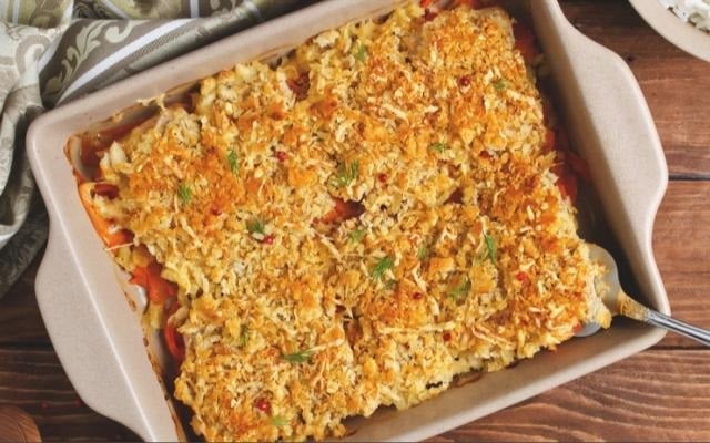 Use aquele arroz cozido sem graça nessa receita de forno para o jantar (Créditos: TudoGostoso)