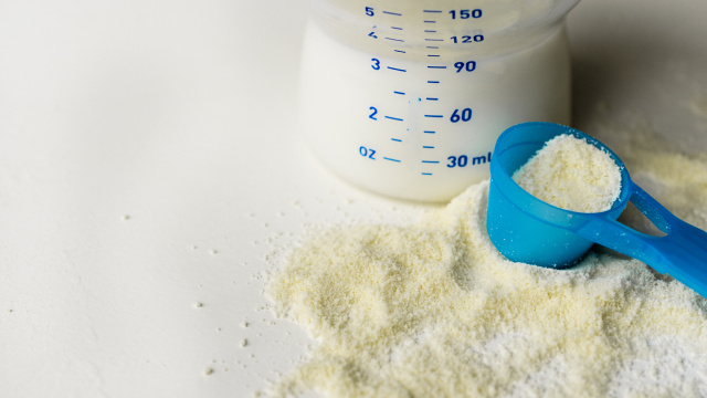 Cuidado com as fórmulas infantis! Estudo encontra substâncias contaminantes e proibidas na composição do produto