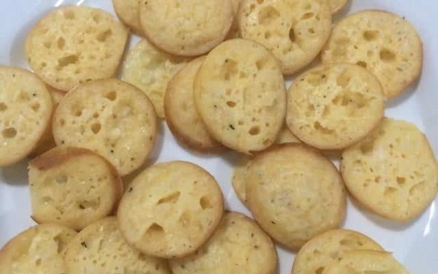 Com essa receita de chips de provolone, você transforma o queijo em um petisco crocante (Créditos: TudoGostoso/Daniela Souza)